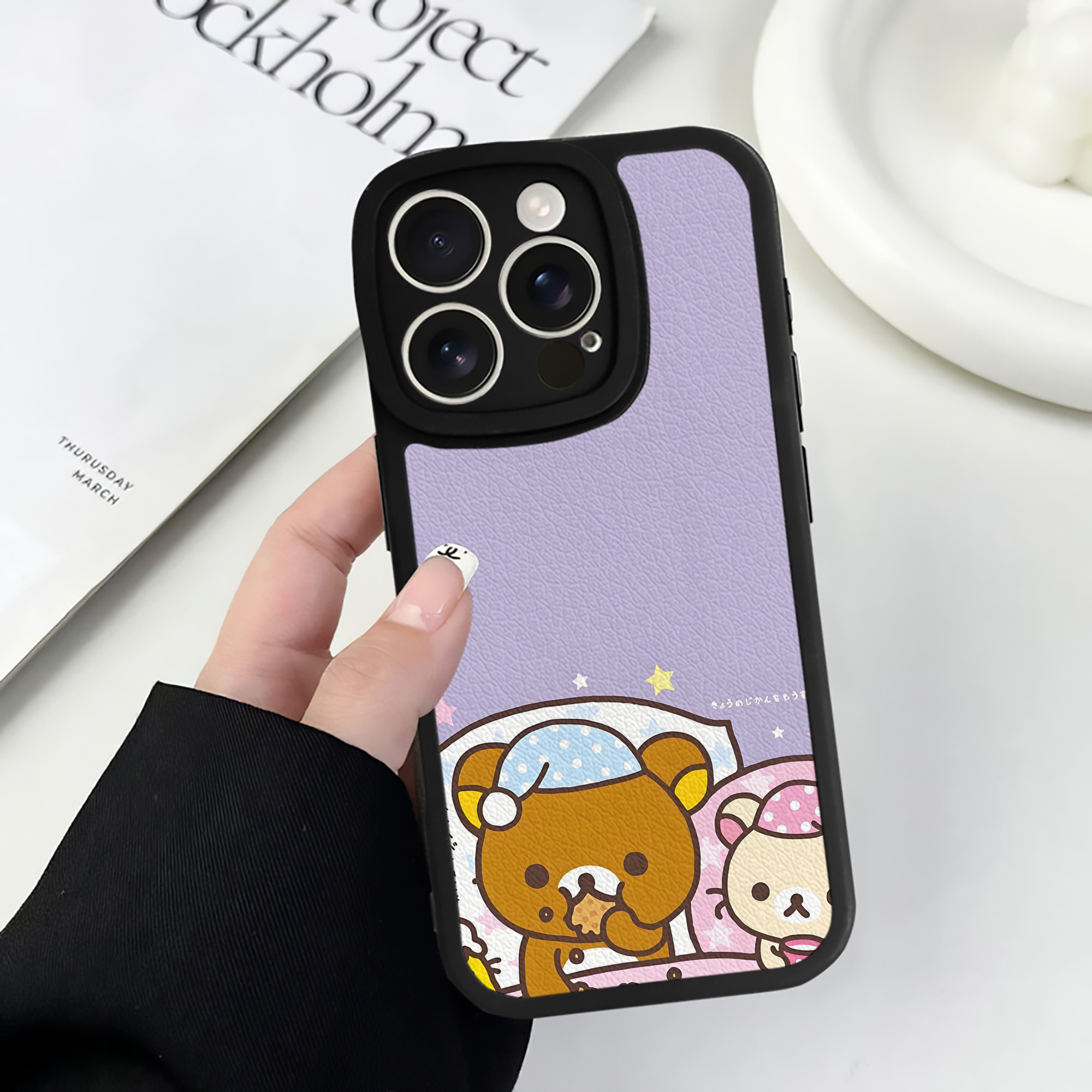 （画像用） リラックマ リラックマ キイロイトリ Rilakkuma Korilakkuma Kiiroitori 【iPhone 16シリーズ対応】シリコンスマホケース（レザー調） 材質：シリコン